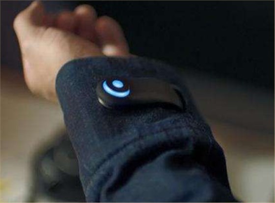 植入音叉型晶振載體的夾克提醒你記得拿手機